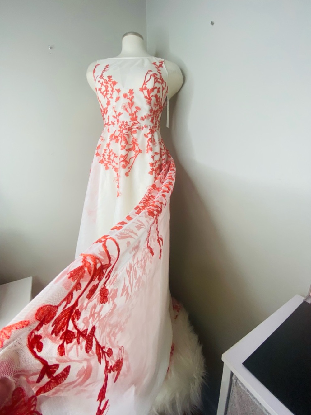 Nicole Miller NWT High-Low Dress with Coral Floral Embroidery New with Tags Sz 4